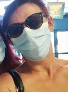 Femme — 51 ans — masquée et lunettes de soleil sur un site de rencontre