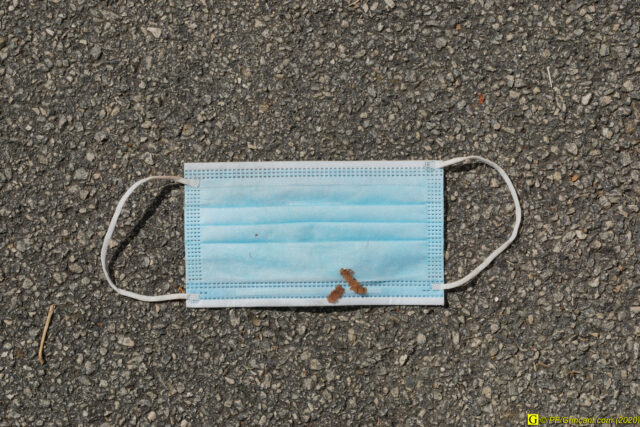 Masque jeté sur un trottoir