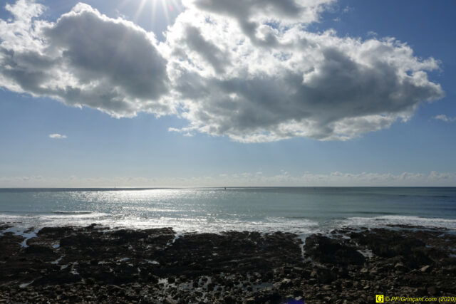 Océan, nuages et soleil