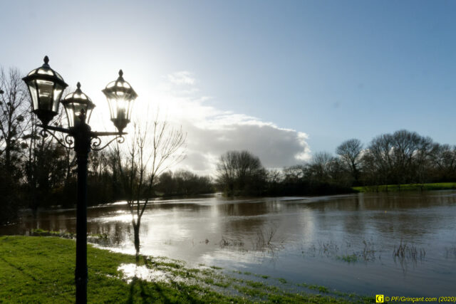 Lampadaire en bord de rivière en crue
