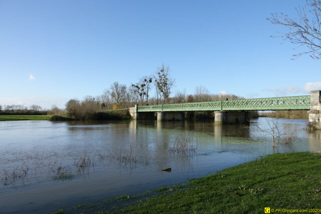 Rivière et pont Eiffel