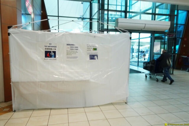 Tente « Test antigénique Covid-19 » dans un centre commercial — 10/12/2020-14h50 (1)