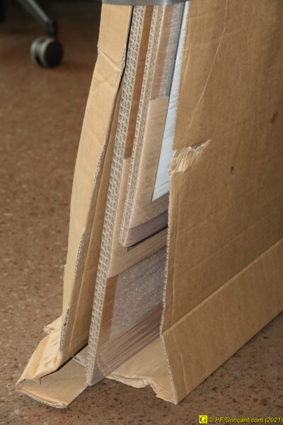 Bas du colis, côté droit