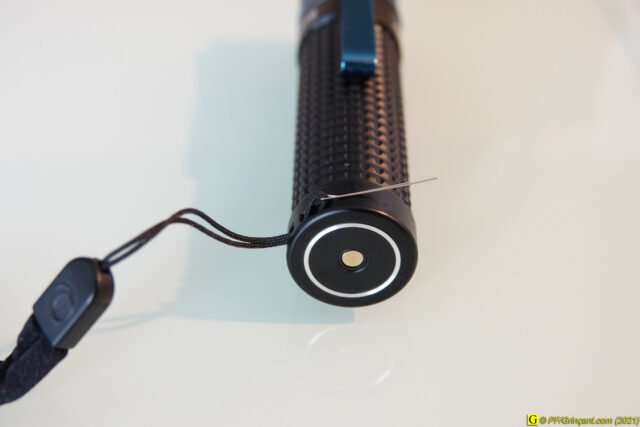 Installation de la dragonne sur la lampe torche