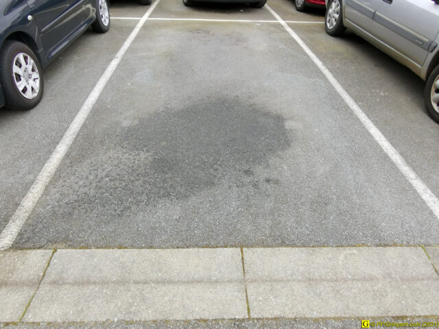 Traces de LHM (fuite circuit hydraulique haute pression) — Parking le 15/03/2021