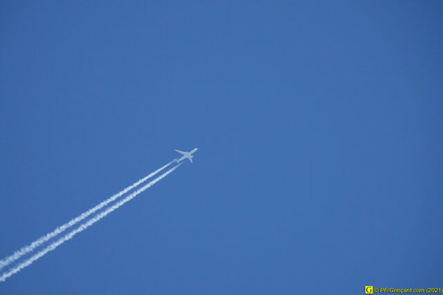 4 — “Loin” – Avion