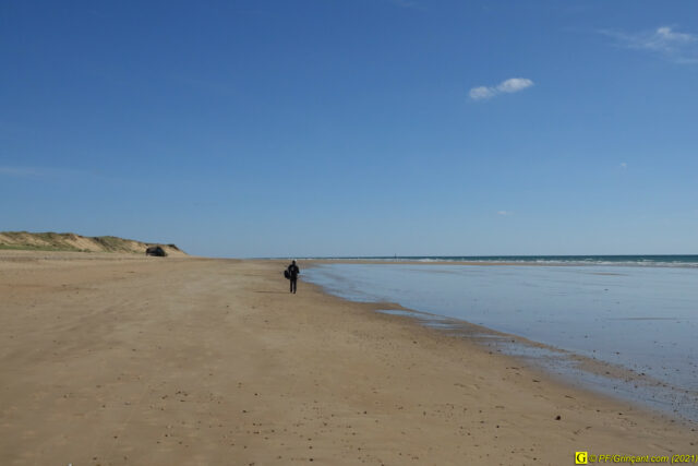 8 — “Loin” – Sur la plage