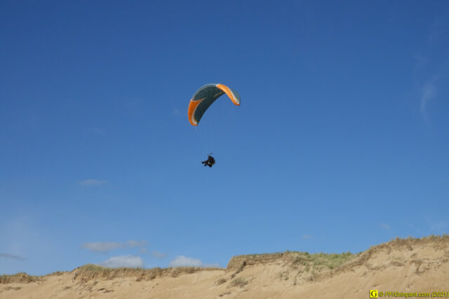 10 — “Loin” – Parapente (1)