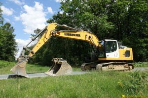 Une pelleteuse Liebherr 922 (2)