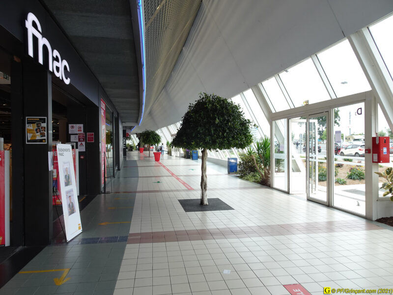 Centre commercial désert, allée principale (1)