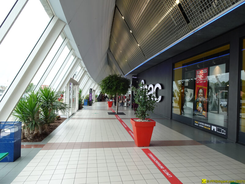 Centre commercial désert, allée principale (2)