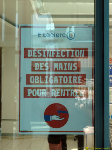 Centre commercia Leclerc : "Désinfection des mains obligatoire pour rentrer"