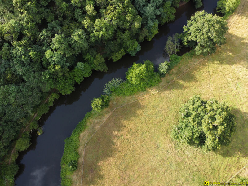Rivière, filature et vieux chêne (par drone) — 10