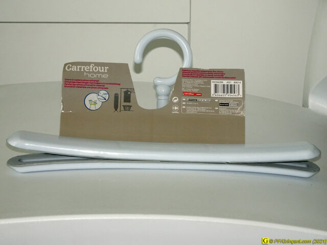 Cintre pour pantalon Carrefour Home complètement... cintré !