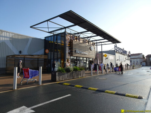 La queue devant le magasin, ouverture avec 3 minutes et 13 secondes de retard