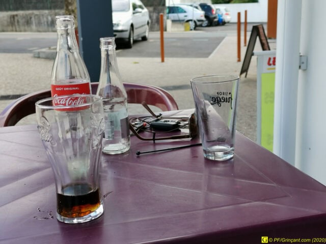 Boissons fraîches en terrasse d'un bar de campagne