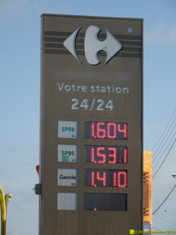 Totem prix des carburants station supermarché Carrefour —  08/08/2021-8h56