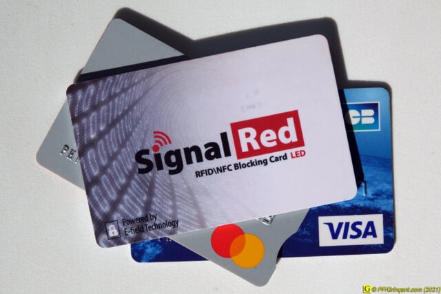 Carte de blocage NFC/RFID SignalRed sur deux CB (Visa & Mastercard)