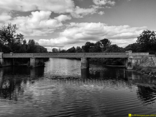 Le pont Eiffel en noir & blanc – Vue aérienne (drone)