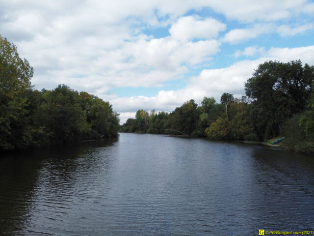 La rivière, de l'autre côté du pont