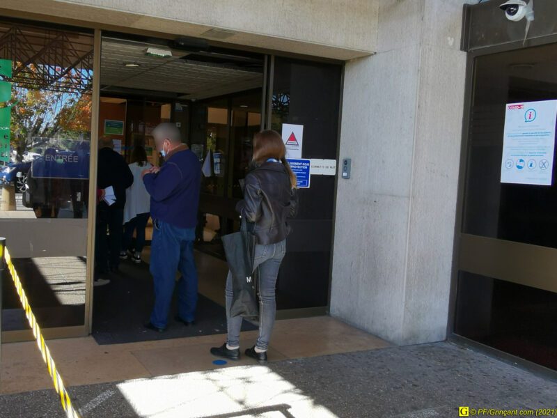 Entrée principale de l'hôpital, avec contrôle du "Pass sanitaire"