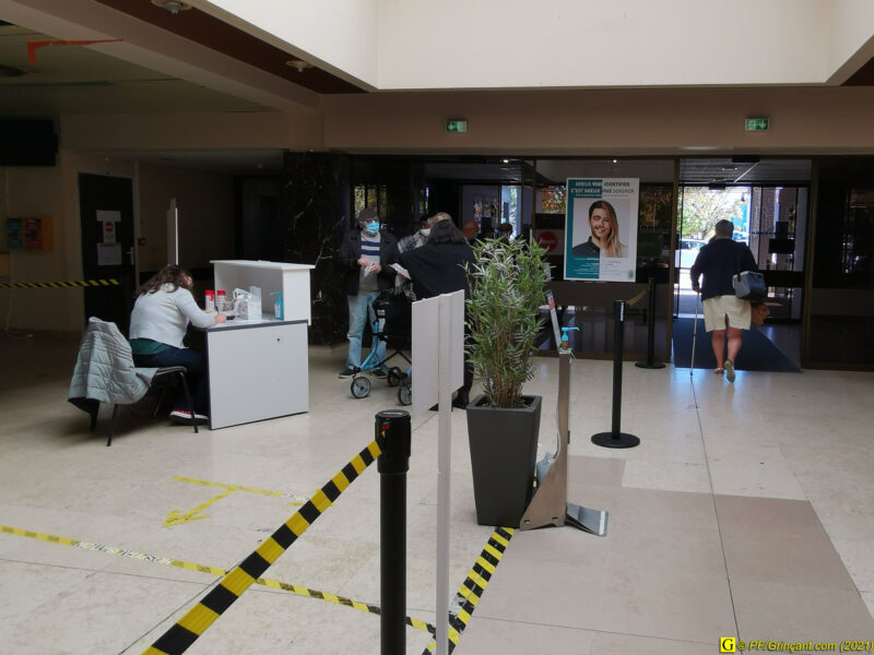 Hall de l'hôpital, contrôle du "Pass sanitaire"