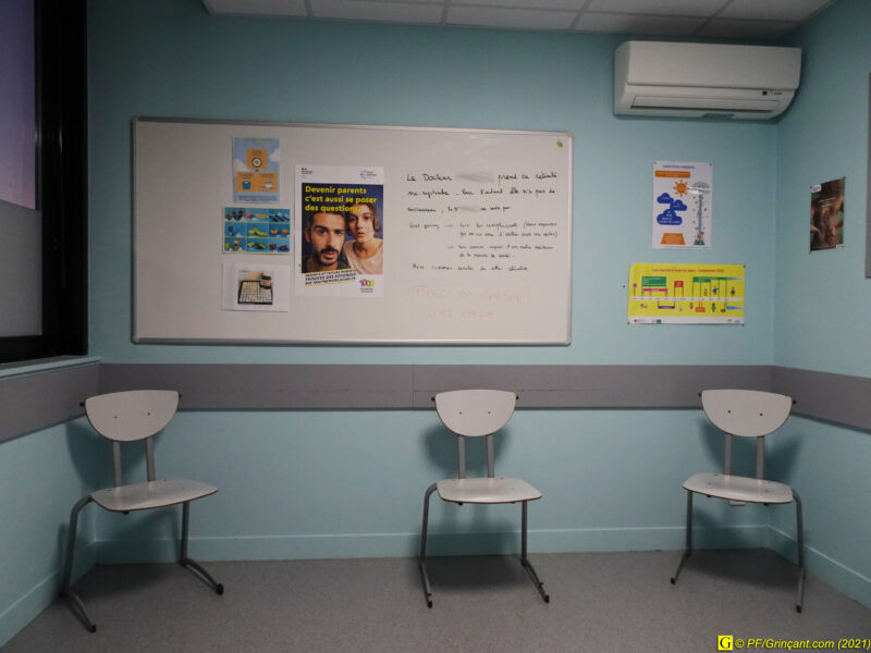 Cabinet médical — La salle d'attente avec son tableau blanc