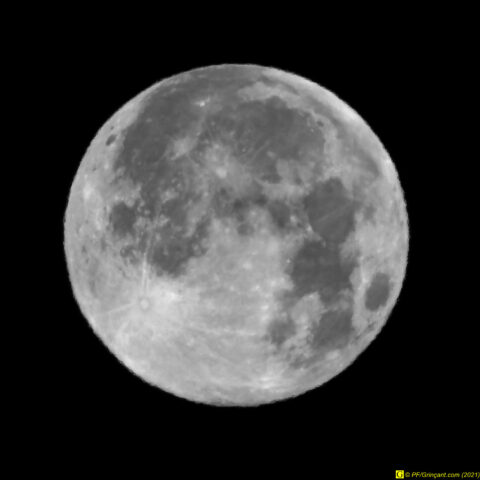 Pleine lune, ce matin (7h46) — Crop + N&B +Contraste