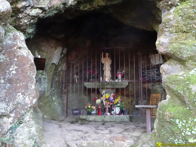 La Grotte du Père de MONTFORT (Forêt de Mervent, 85)