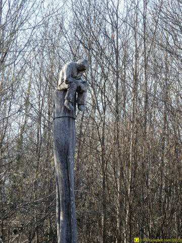 Le penseur, en haut de son poteau/rondin