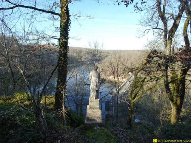 Panorama : en descendant à la Grotte du Père de Montfort (Forêt de Mervent, 85)