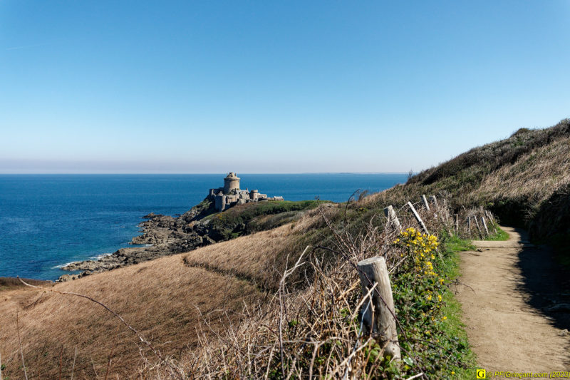 11 – Sentier menant au Fort La Latte/château de La Roche Goyon