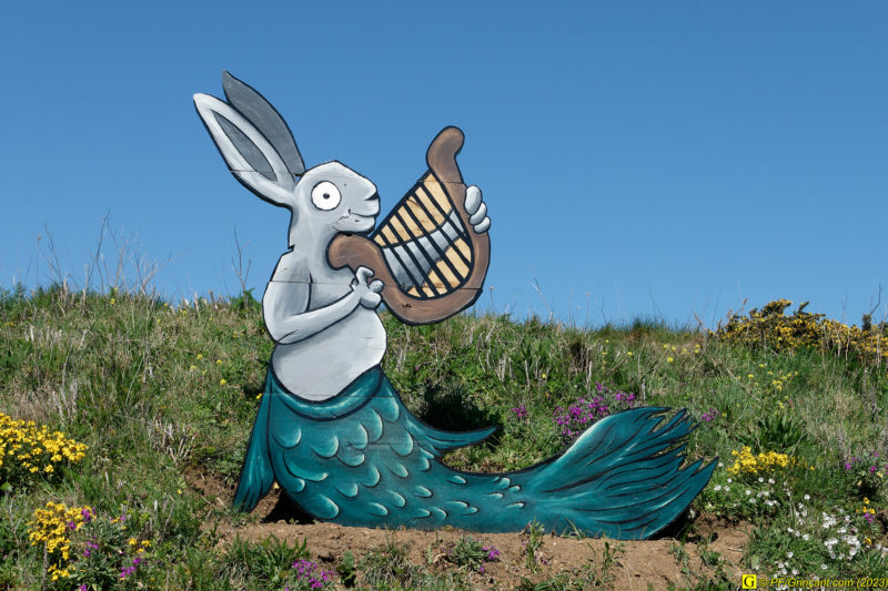 12 – Décoration Pâques 2023, un lapin-poisson jouant de la lyre