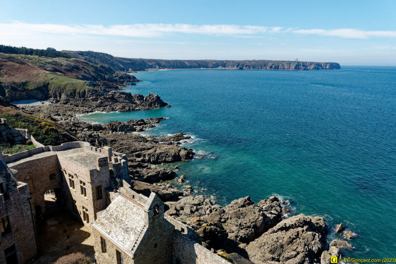 17 – Du donjon, la côte vers le Cap Fréhel, avec le GR34/Chemin des Douaniers