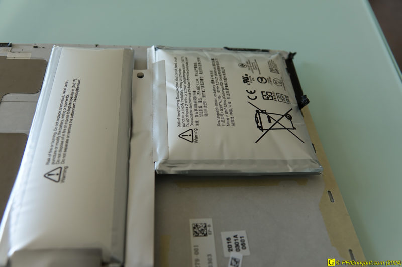 Microsoft Surface Book Gen 1, batteries bien gonflées/dilatées dans la base/clavier