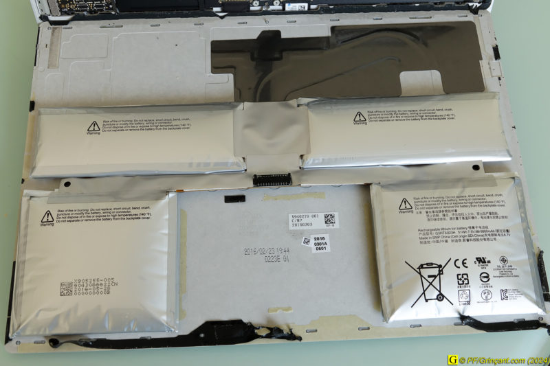 'écran détachable Microsoft Surface Book Gen 1, 4 batteries (gonflées) derrière l'écran détachable