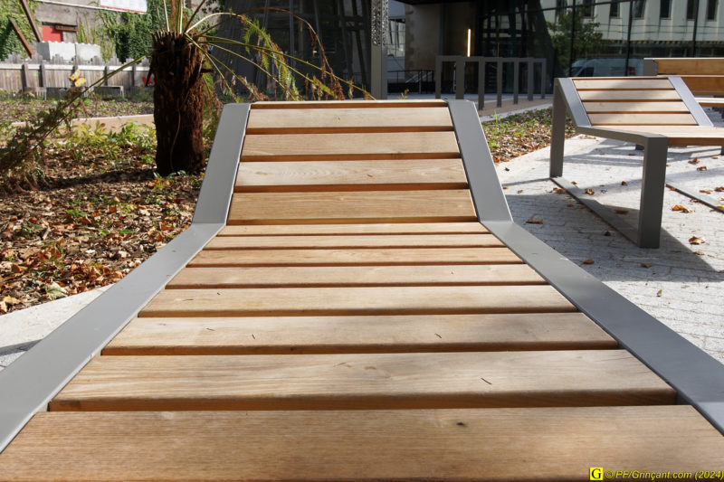 Nouveau mobilier urbain dans le jardin de l'ancien l'Hôtel de Ville Nouveau mobilier urbain dans le jardin de l'ancien l'Hôtel de Ville