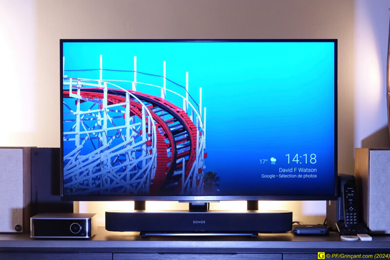 TV Sony avec support/pied VESA et barre de son Sonos TV Sony avec support/pied VESA et barre de son Sonos