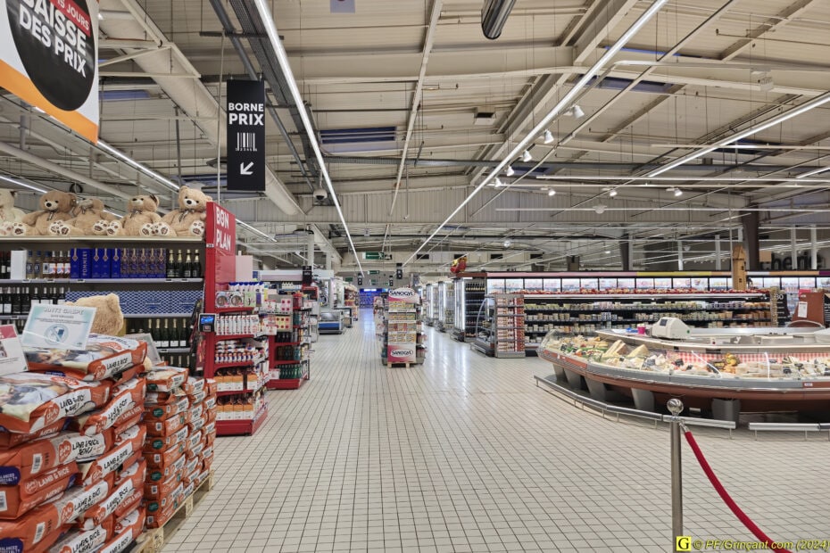 Allée principale déserte hypermarché Carrefour, dimanche 20/10/2024 à 8h39
