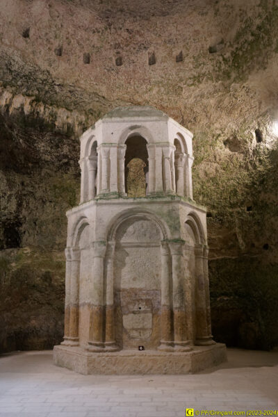 Aubeterre-sur-Dronne — L'église monolithe Saint-Jean