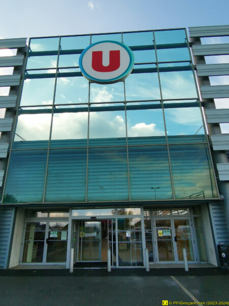 Entrée/porche d'un centre commercial Hyper U Entrée/porche d'un centre commercial Hyper U