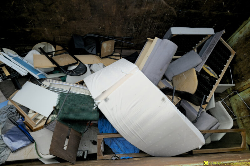 Ancien matelas de BZ dans la benne, à la déchetterie