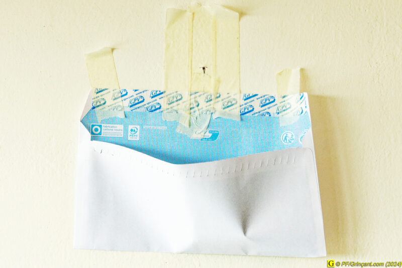 Collecteur de poussière improvisé : une enveloppe Collecteur de poussière improvisé : une enveloppe