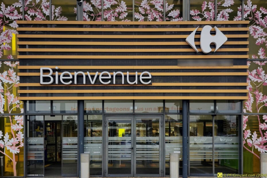"Benvenue dans votre magasin Carrefour" - L'entrée de l'hypermarché