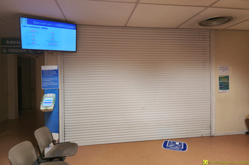 Bureau des admissions, store fermé Bureau des admissions, store fermé