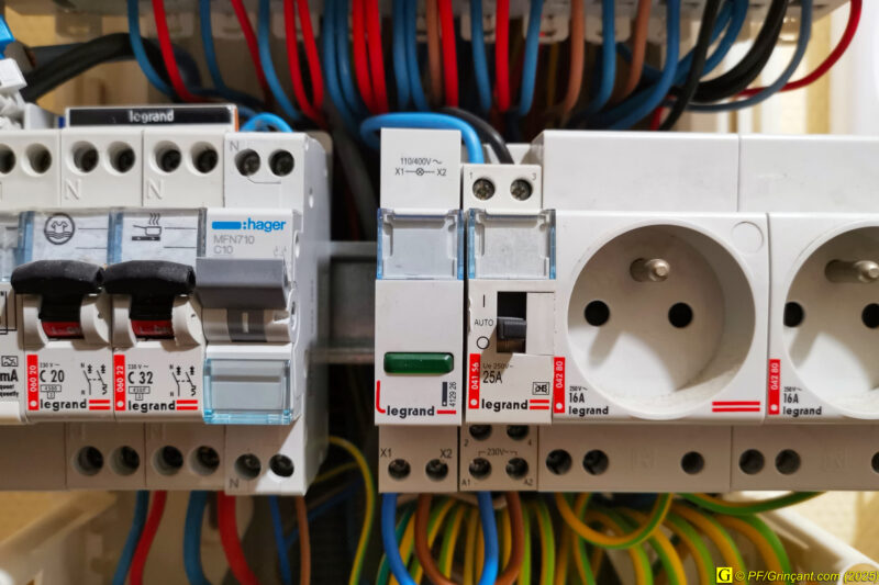 Coffret électrique, ajout d'un voyant pour affichage Heures creuses Coffret électrique, ajout d'un voyant pour affichage Heures creuses