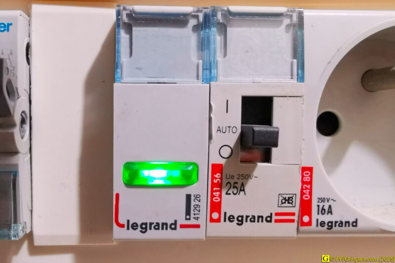Voyant modulaire Legrand monté dans coffret électrique Voyant modulaire Legrand monté dans coffret électrique