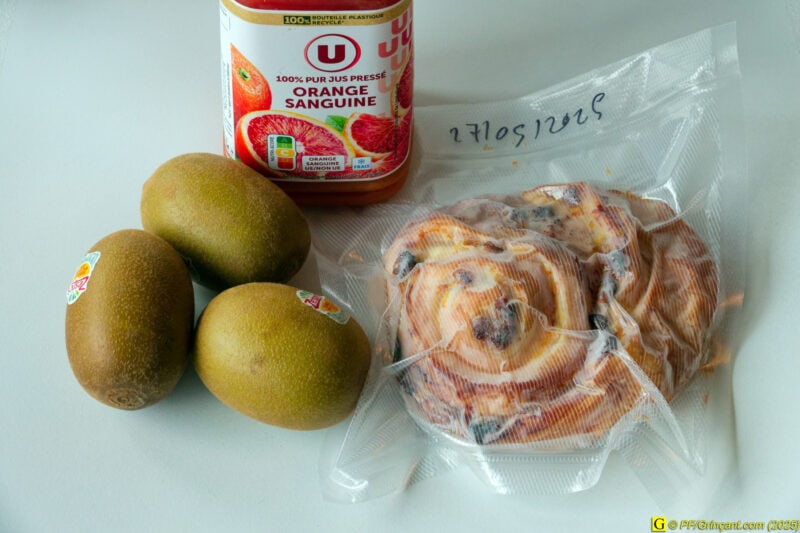 3 kiwis jaunes, 1 pain aux raisins congelé, 1 bouteille "orange sanguine"