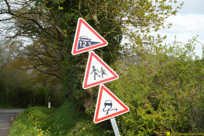 3 panneaux triangulaires "DANGER"