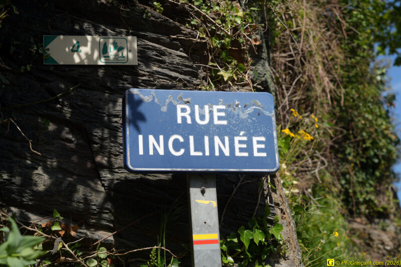 Panneau "RUE INCLINÉE"
